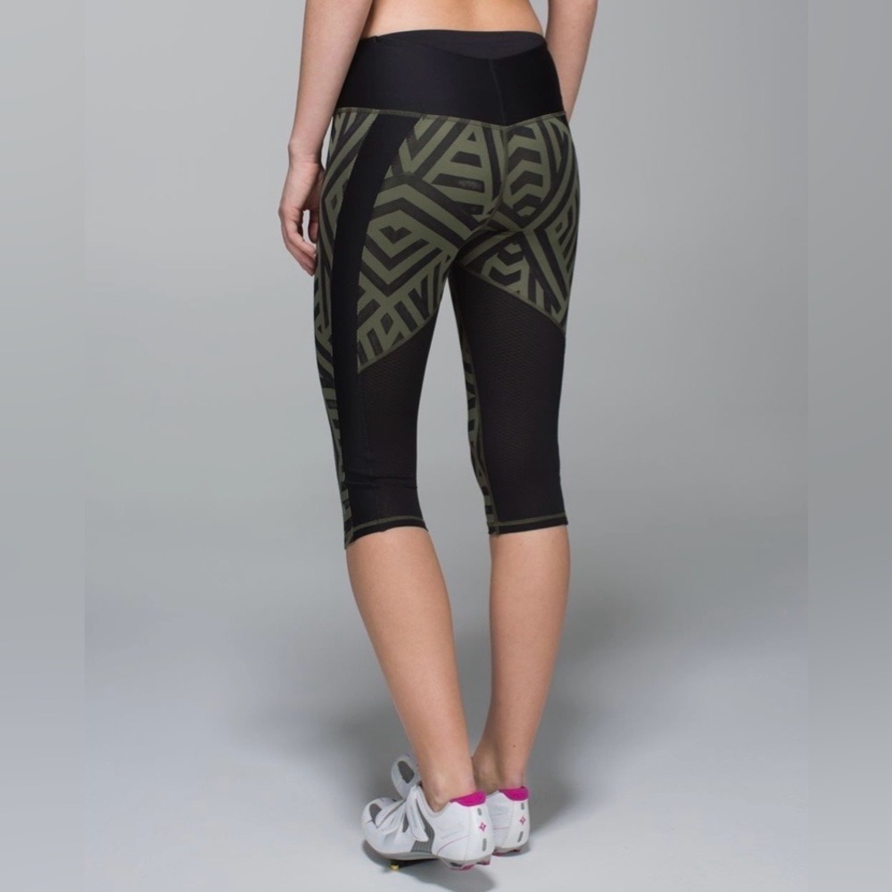 Lululemon Clip-In Crop
Chevron Shuffle Fatigue Green Black size 6 EUC